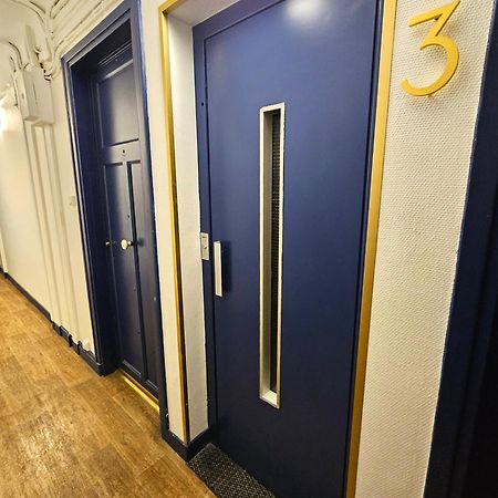 Comme Une Suite Pres Du Metro Clichy Kültér fotó